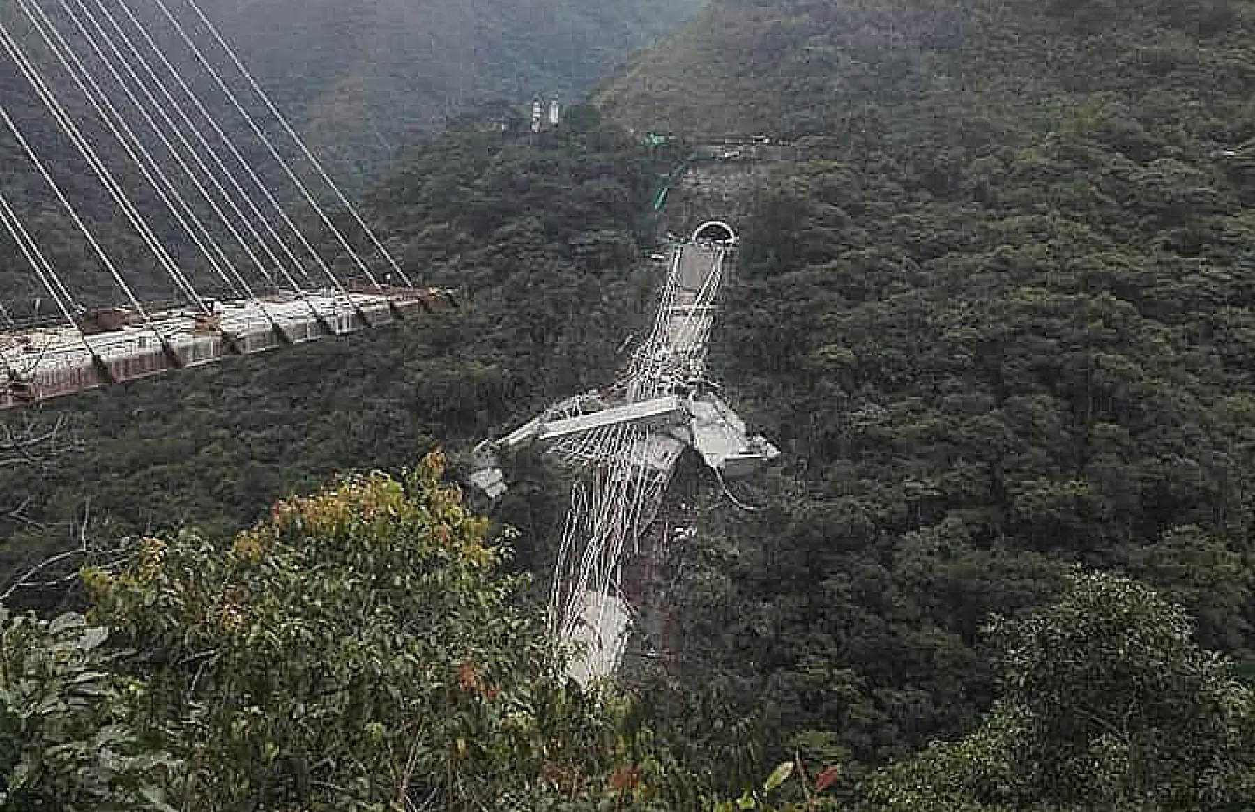Nueve víctimas confirmadas, eran constructores que cayeron al abismo cuando la estructura se vino abajo en vía Bogotá - Villavicencio.