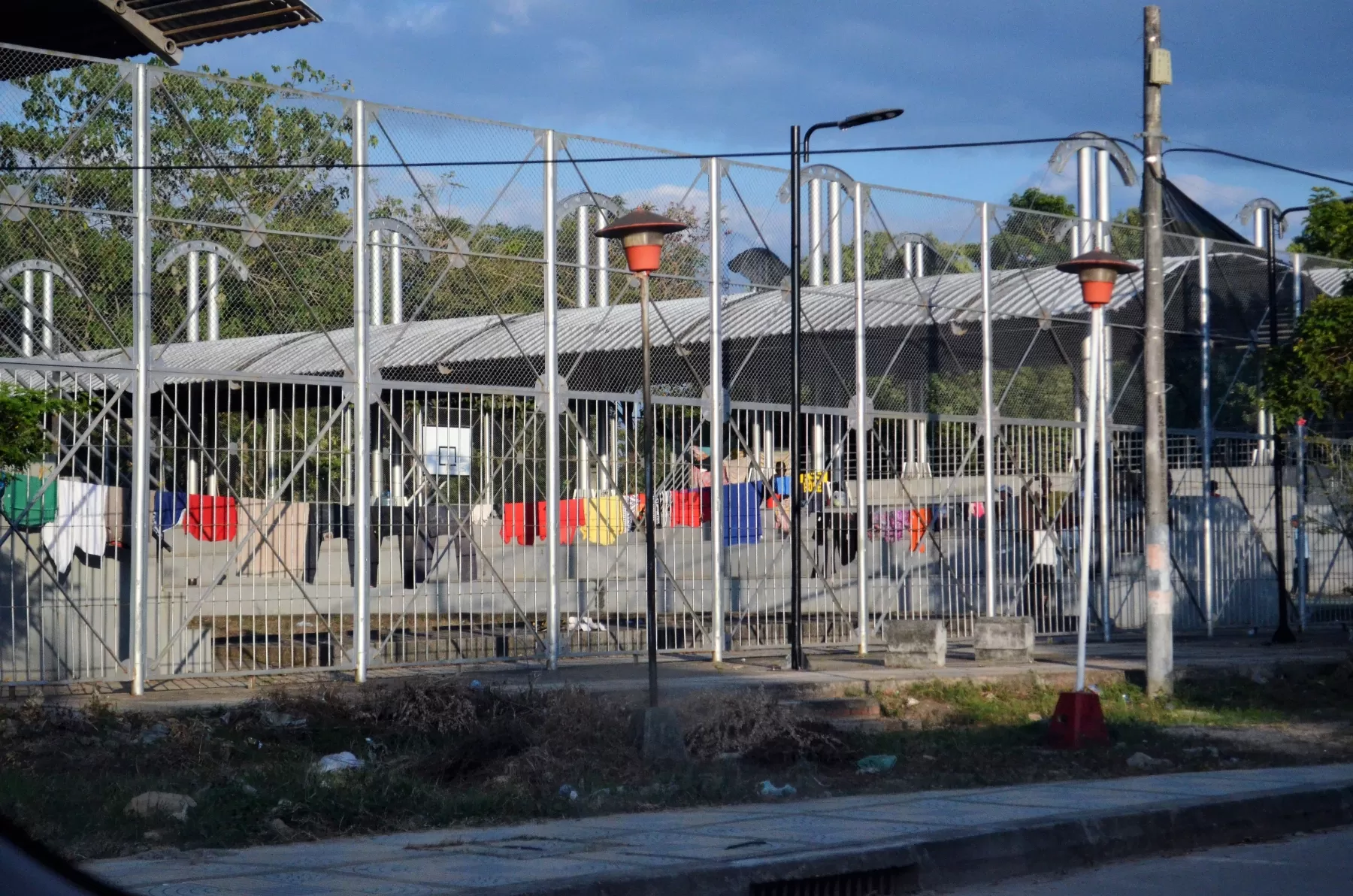 Sectores del malecón y áreas deportivas cercanas a la frotnera han sido ocupadas por ciudadanos venezolanos en la capital del departamento de Arauca.