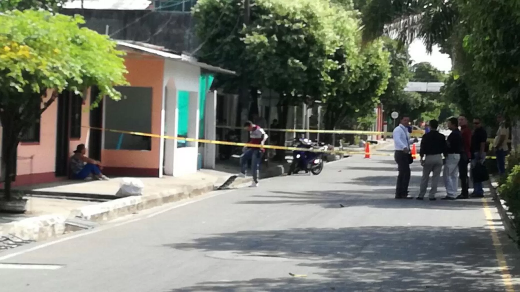 En este local desayunaba el intendente Jorge Sáenz, cuando unos desconocidos le dispararon en la cabeza. Un hombre -administrador del lugar- y una mujer resultaron heridos. Las autoridades buscan a los responsables.