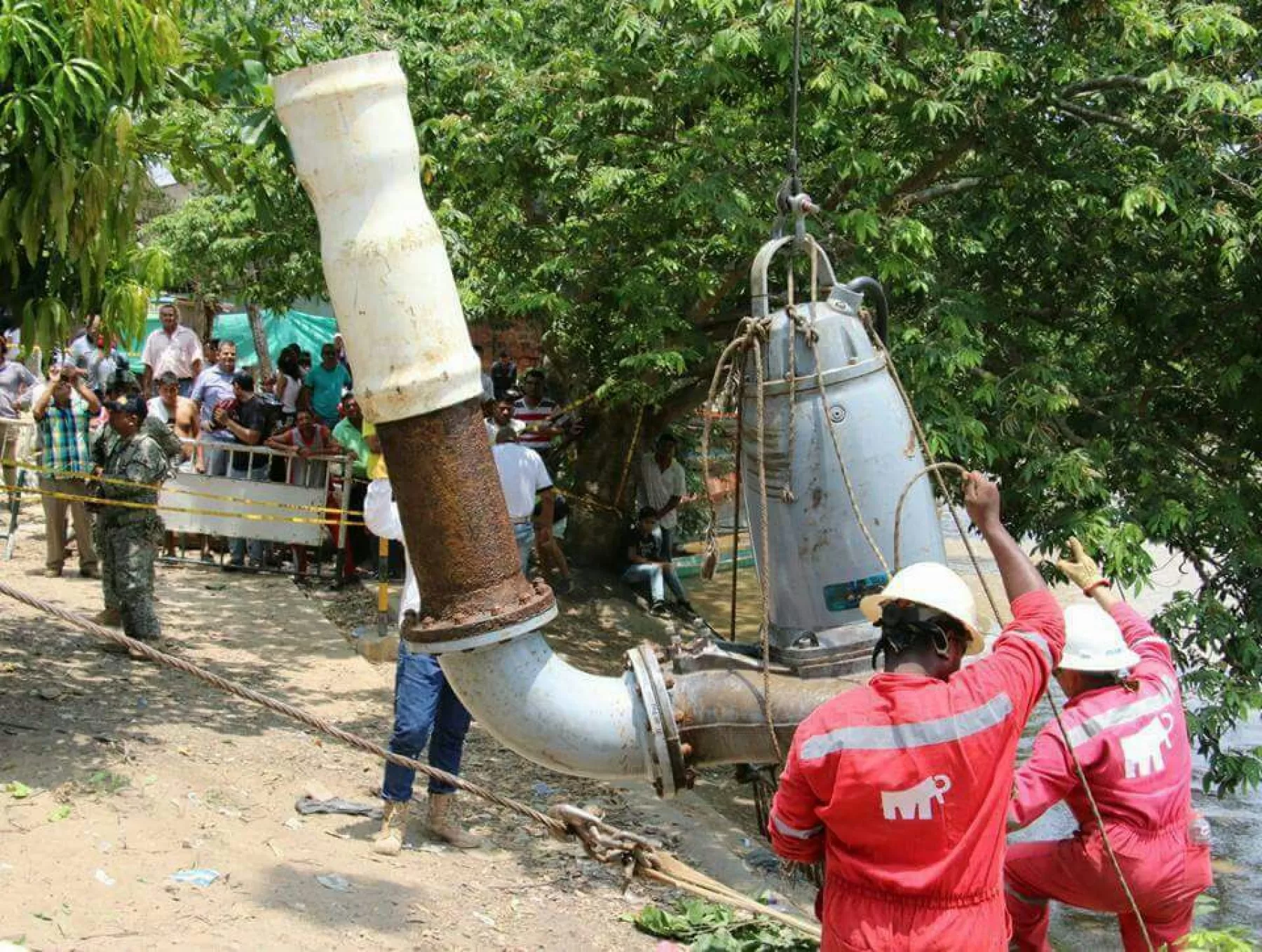 Esta es la primera bomba rescatada de la bocatoma hundida en.el río Arauca. Si pasa la inspección, se podría restablecer el servicio de agua en la capital araucana. Foto: Emserpa.