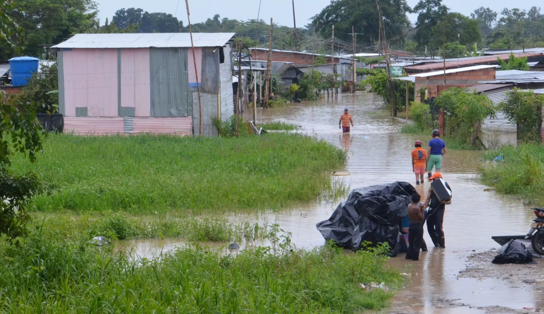 Sectores de la periferia de la ciudad de Arauca se encuentran inundados por las aguas del río Arauca.