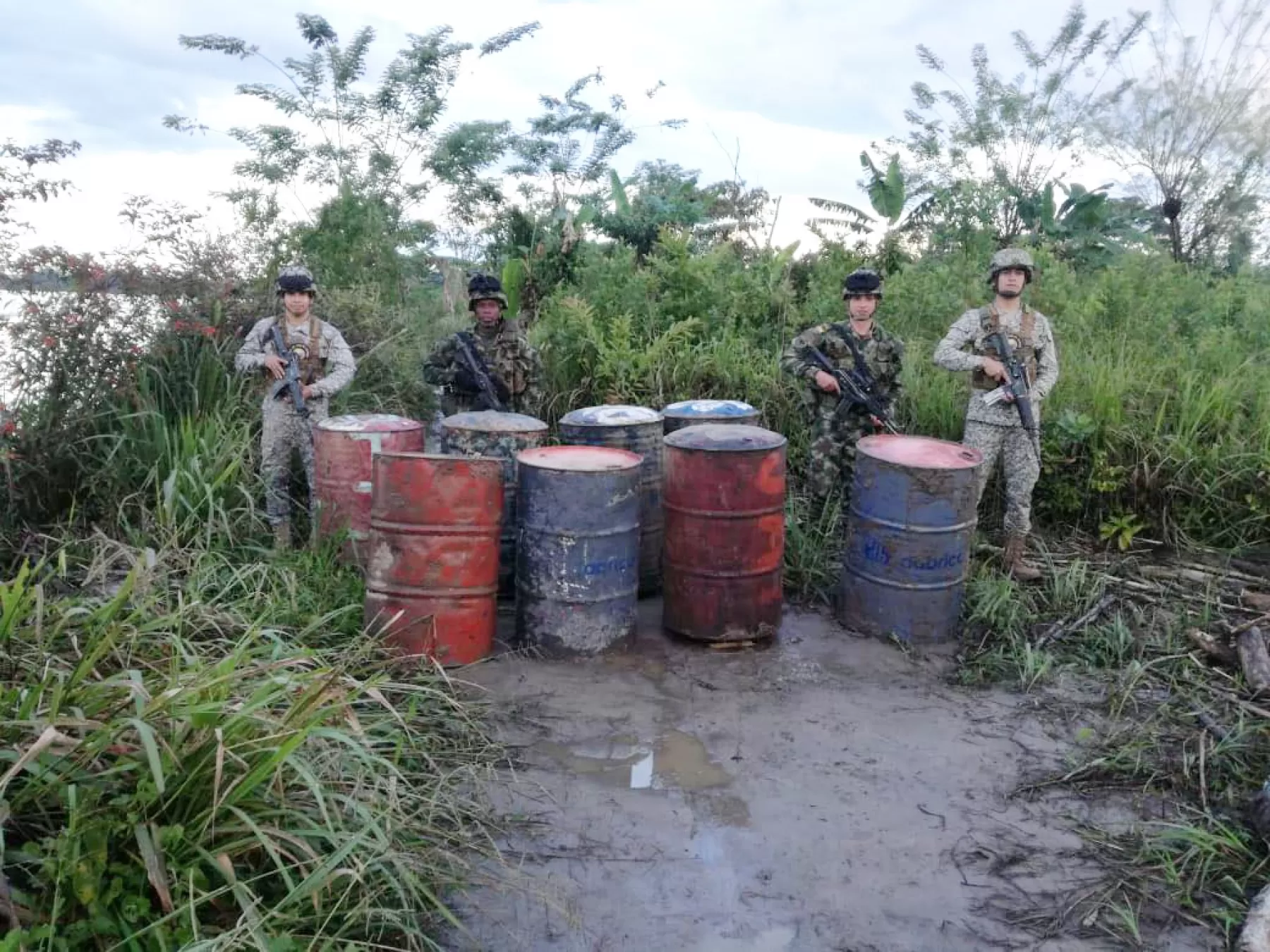 Autoridades encontraron abandonados a orillas del río Arauca 440 galones de gasolina de procedencia venezolana.
