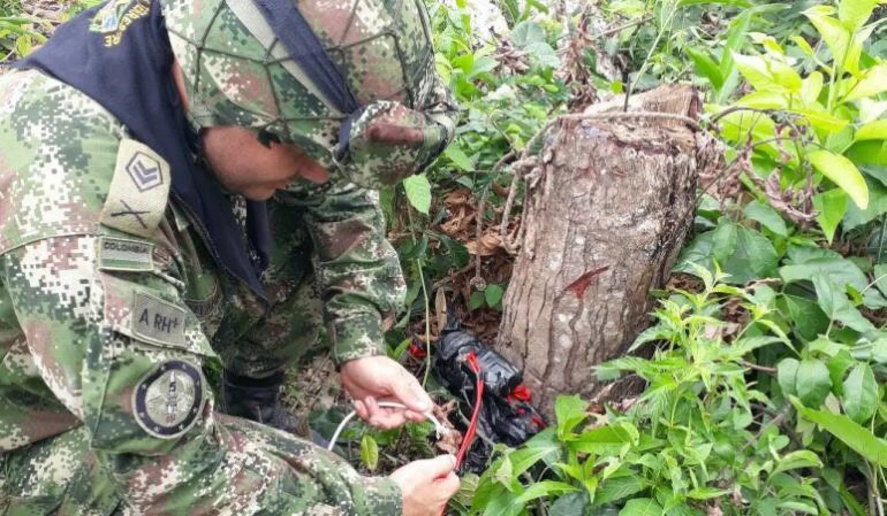 La detonación de un artefacto explosivo en zona rural de Saravena, en el departamento de Arauca, produjo la muerte de un soldado y la herida a otros cinco y a un civil.