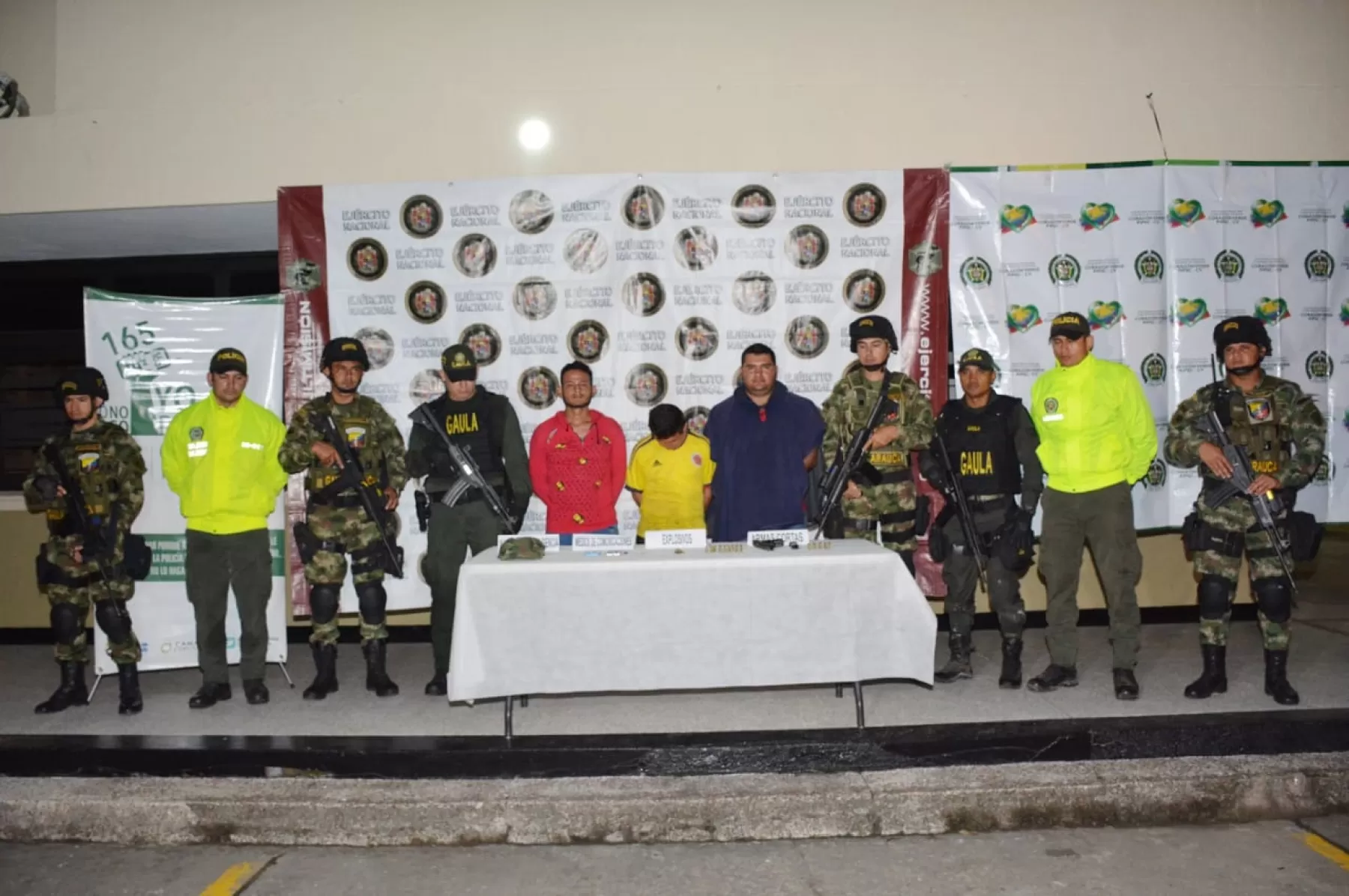 Las autoridades capturaron a tres presuntos guerrilleros del ELN en los municipios de Fortul y Arauquita.