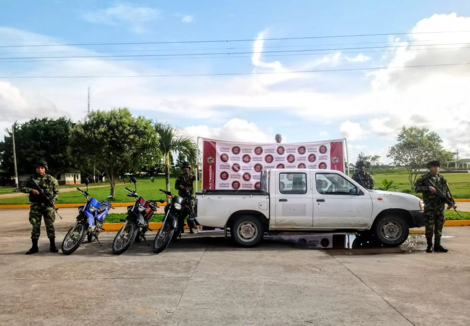 Una camioneta y tres motocicleta incautó las autoridades en el operativo realizado en zona rural de Tame, Arauca.