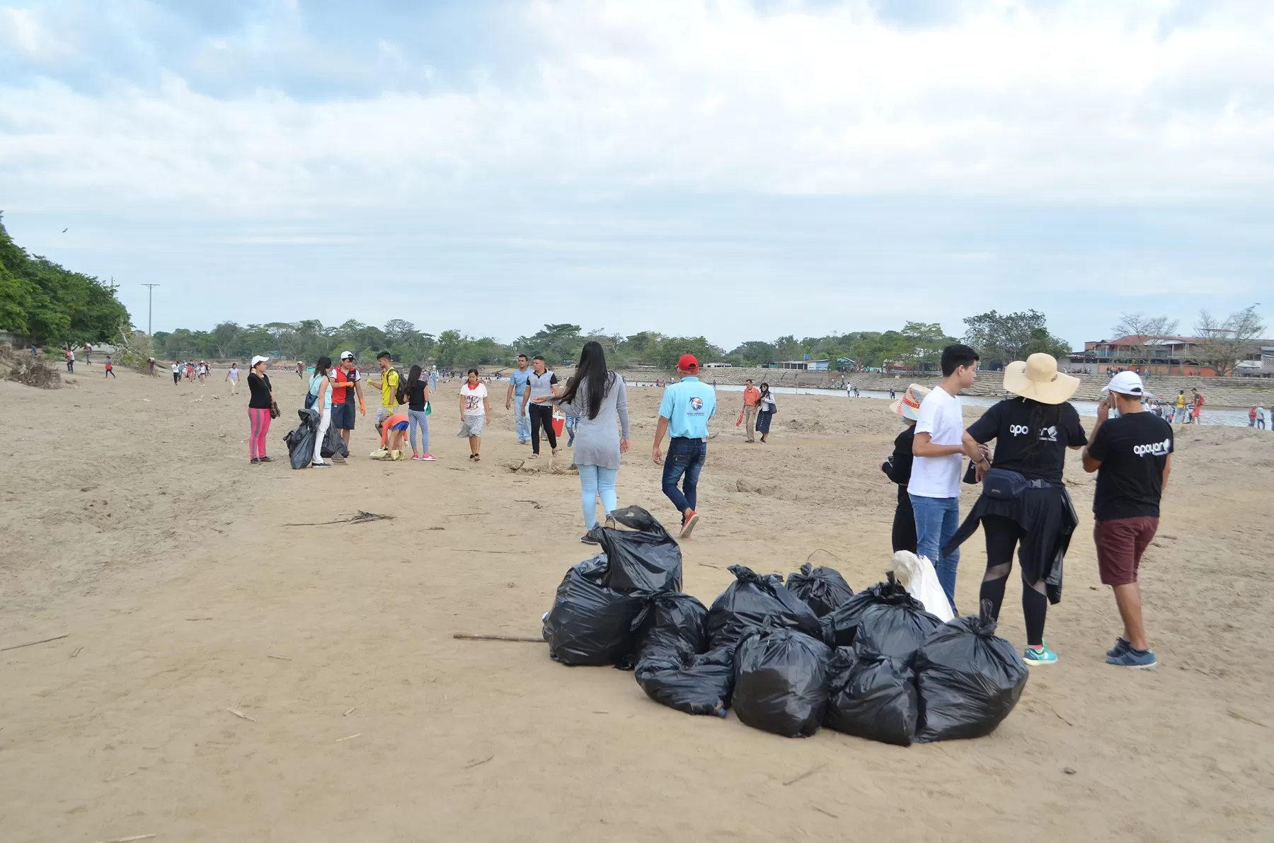 Las playas río Arauca están contaminadas por desechos plásticos, la ciudadanía inicio campaña para recoger la basura y convertirlo en un zona para el turismo.