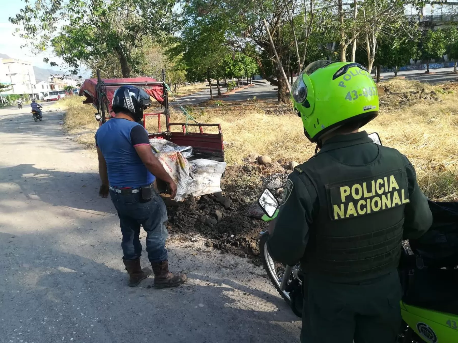 Hombre fue encontrado en flagrancia por miembros de la Policía Ambiental de Casanare, haciendo mala disposición de residuos peligrosos en las inmediaciones del estadio Santiago de Las Atalayas de Yopal.