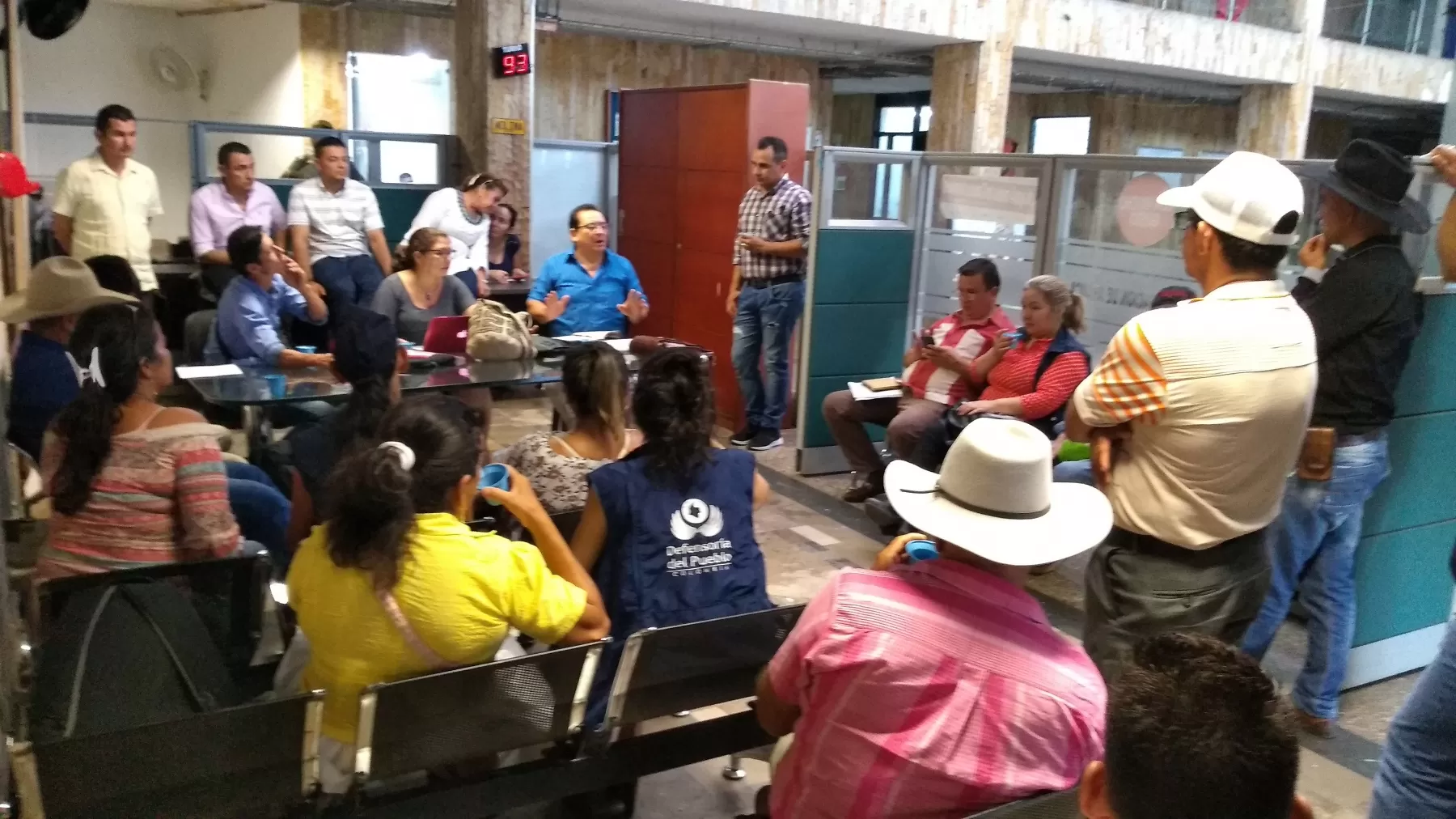Representantes del gobierno departamental de Arauca dialogan con representantes de la comunidad de Puerto Jordán. Este martes serán atendidos por el gobernador Alvarado Bestene.