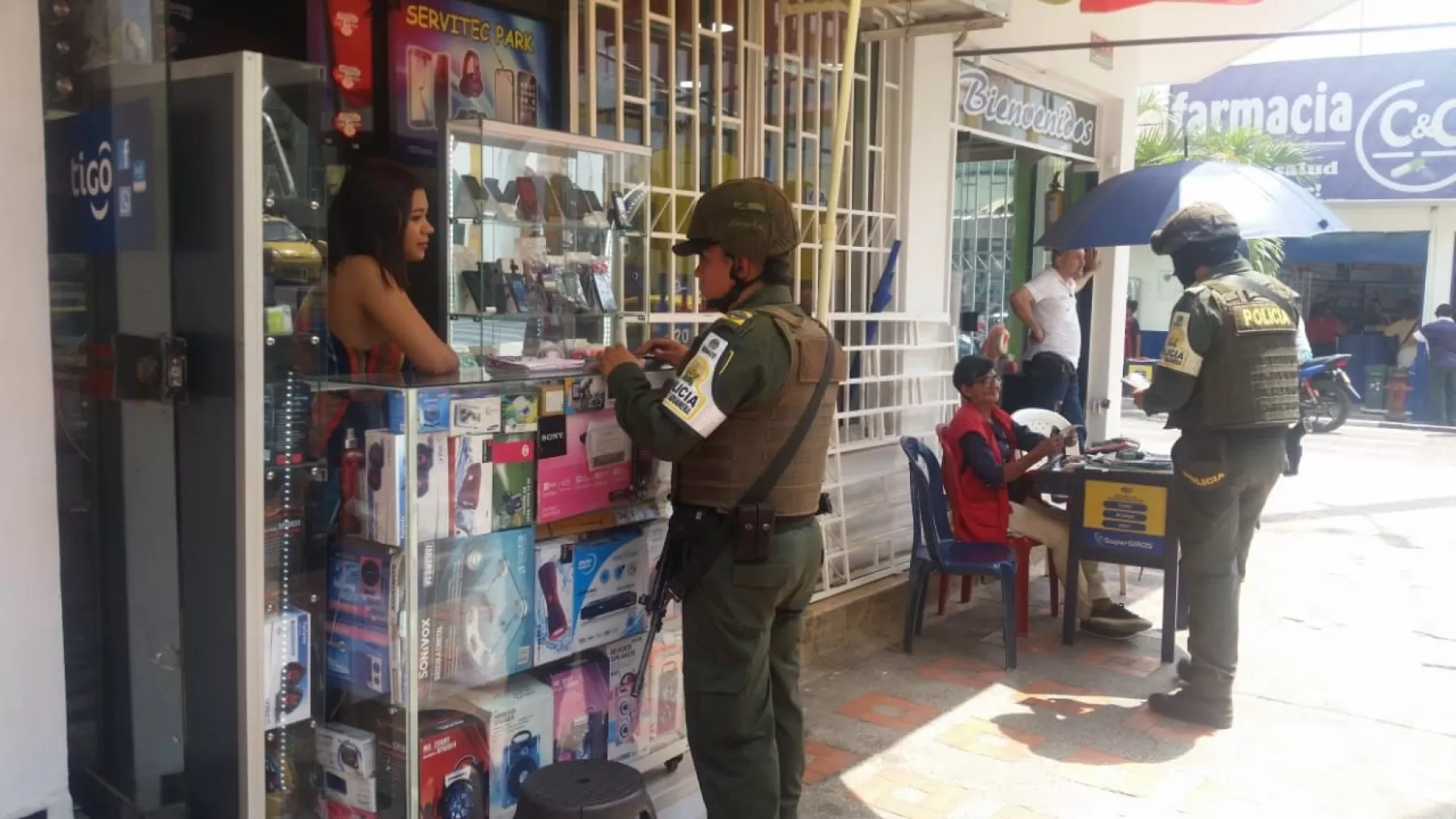 Policía Aduanera despliega labores de prevención en el sector comercial de Arauca.