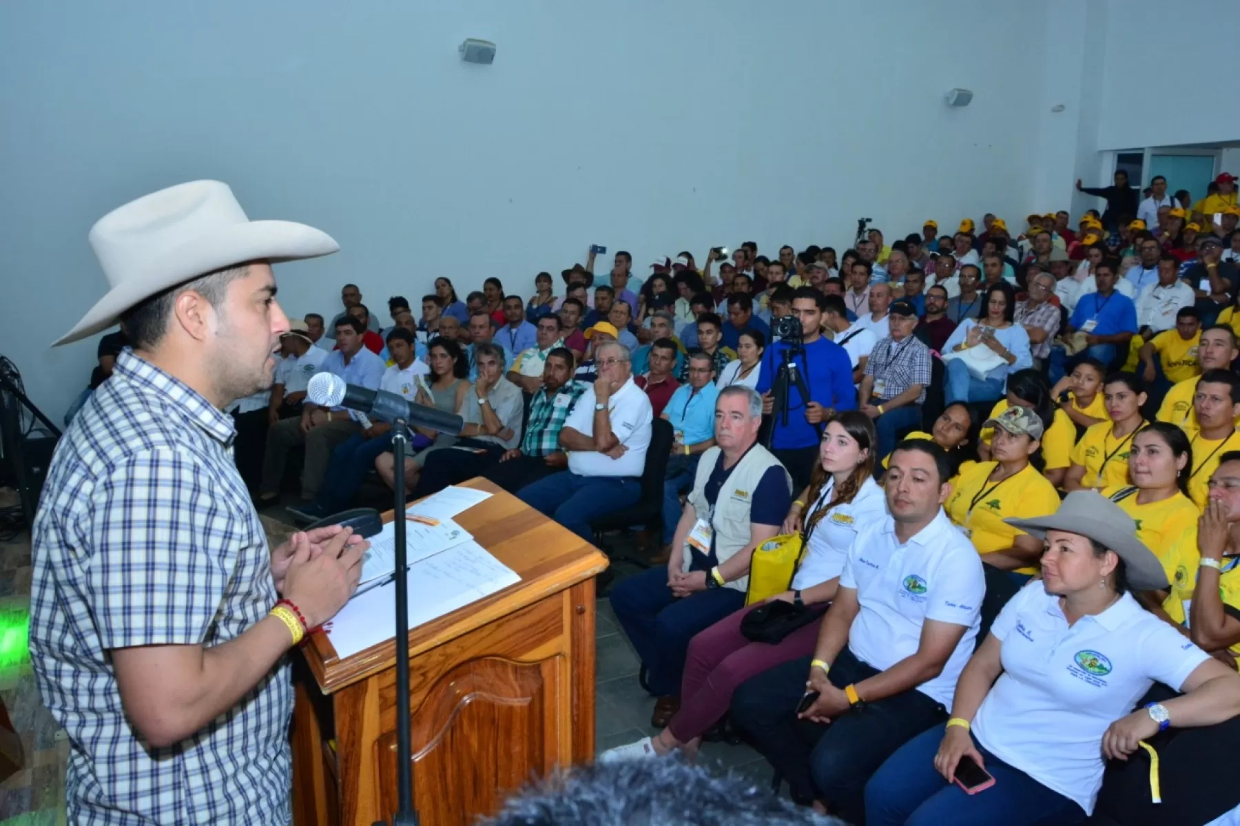 Alcalde de Tame, Hernan Dario Camacho Sarmiento, en la apertura del primer Congreso Internacional de Apicultura,  desde el 19 hasta el viernes 22 de marzo del presente año.