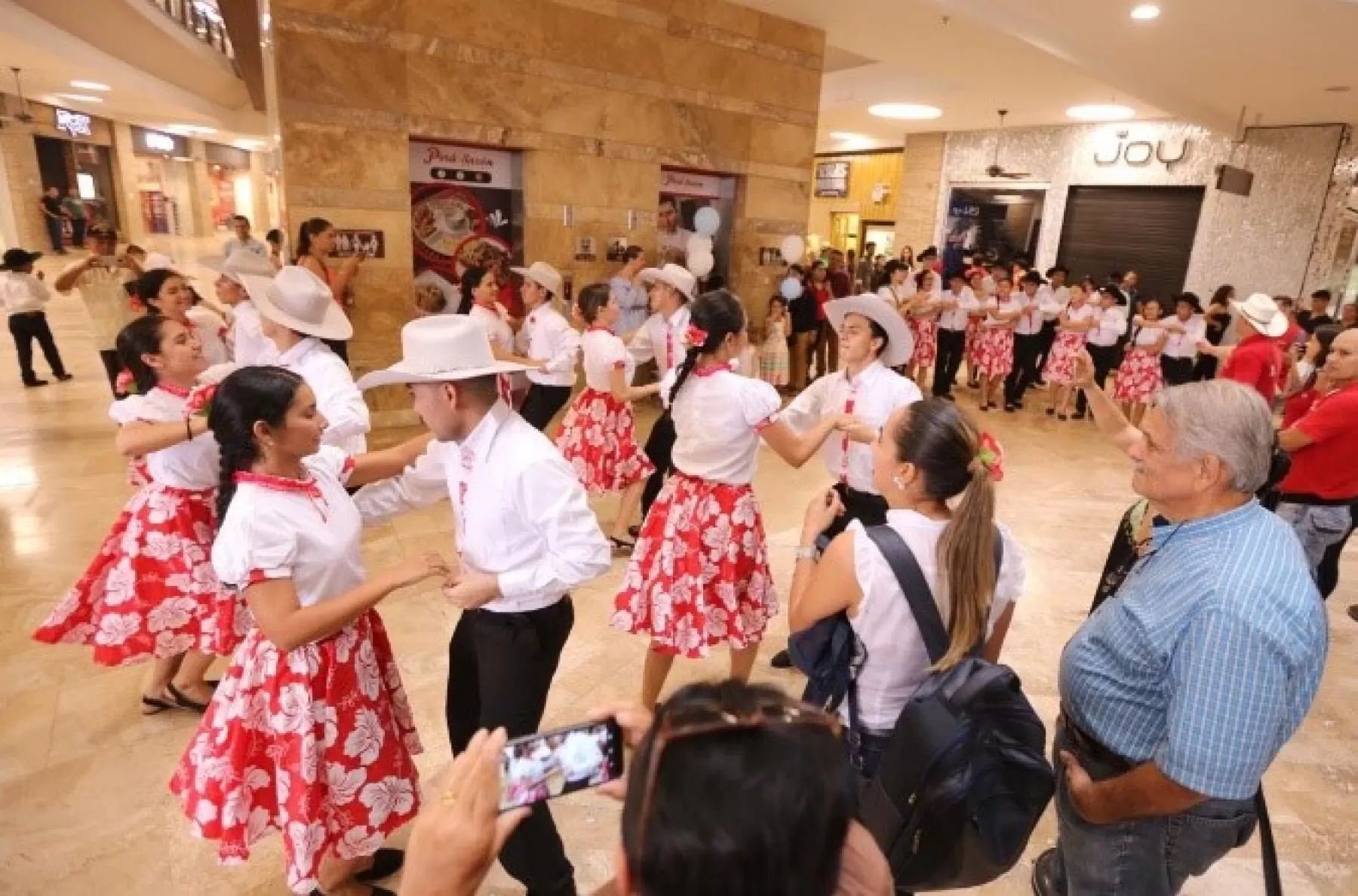 Más de siete mil bailadores de danza tradicional llanera, en celebración del Día Nacional De La Cultura Llanera