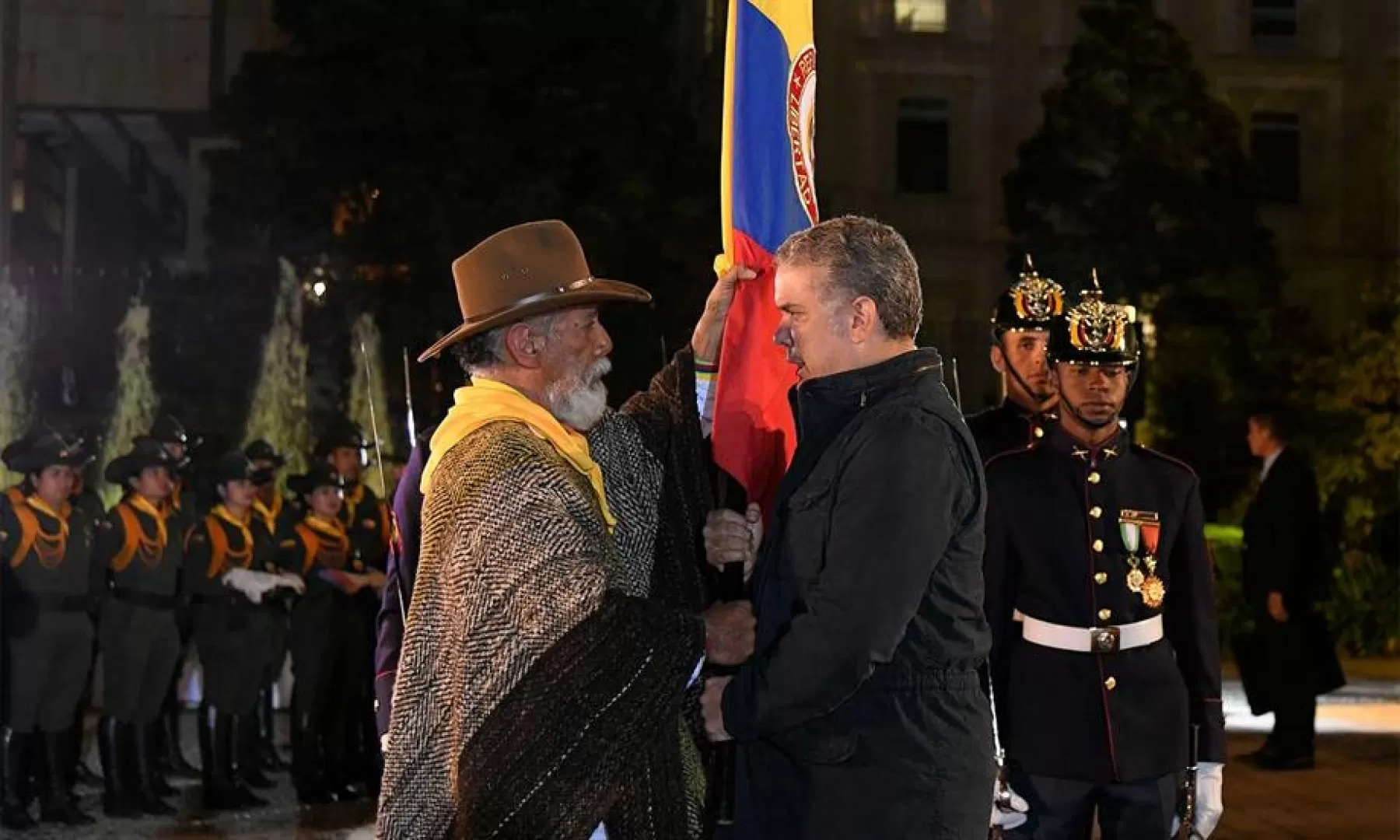 En la ceremonia, en la Plaza de Armas de la Casa de Nariño, los caminantes le entregaron el estandarte del Ejército Nacional al Jefe de Estado, como símbolo de la entrada triunfal de Simón Bolívar a Santa Fe de Bogotá.