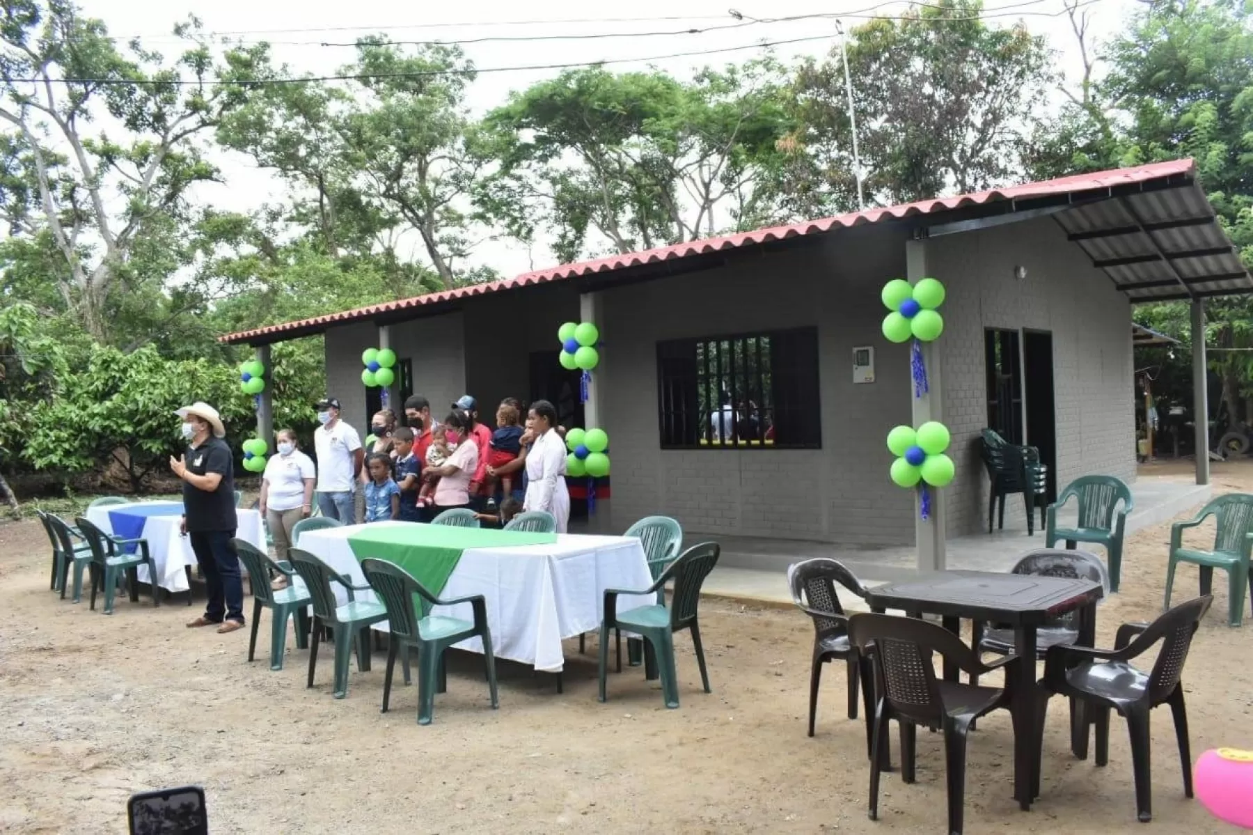 Familia que perdió su vivienda en un incendió recibió una nueva construida por parte del alcalde de Arauca, sus colaboradores y personas que donaron material.