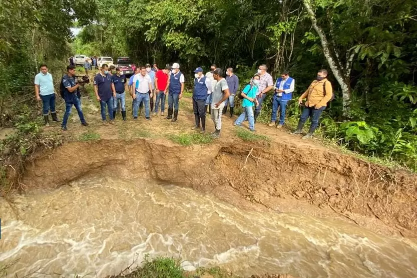 Gobernador de Arauca visitó la vereda La Payara tras daños causados por el río Arauca.