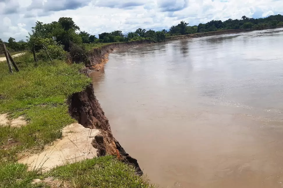 Río Cravo Sur erosina calzada de carretera en Punto Nuevo, Casanare.