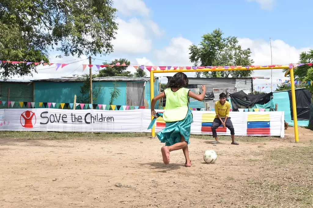 Joan Laporta visita los proyectos de Save the Children en Colombia.