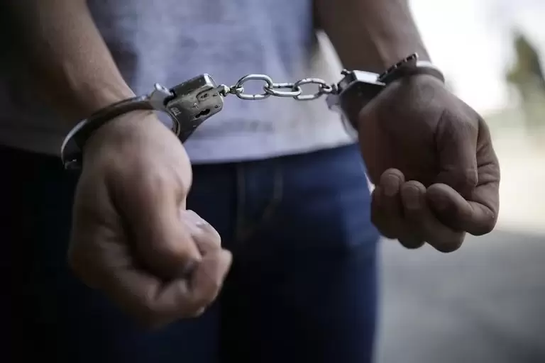 Juez envío a la cárcel a presunto abusador de su hijastra de nueve años.