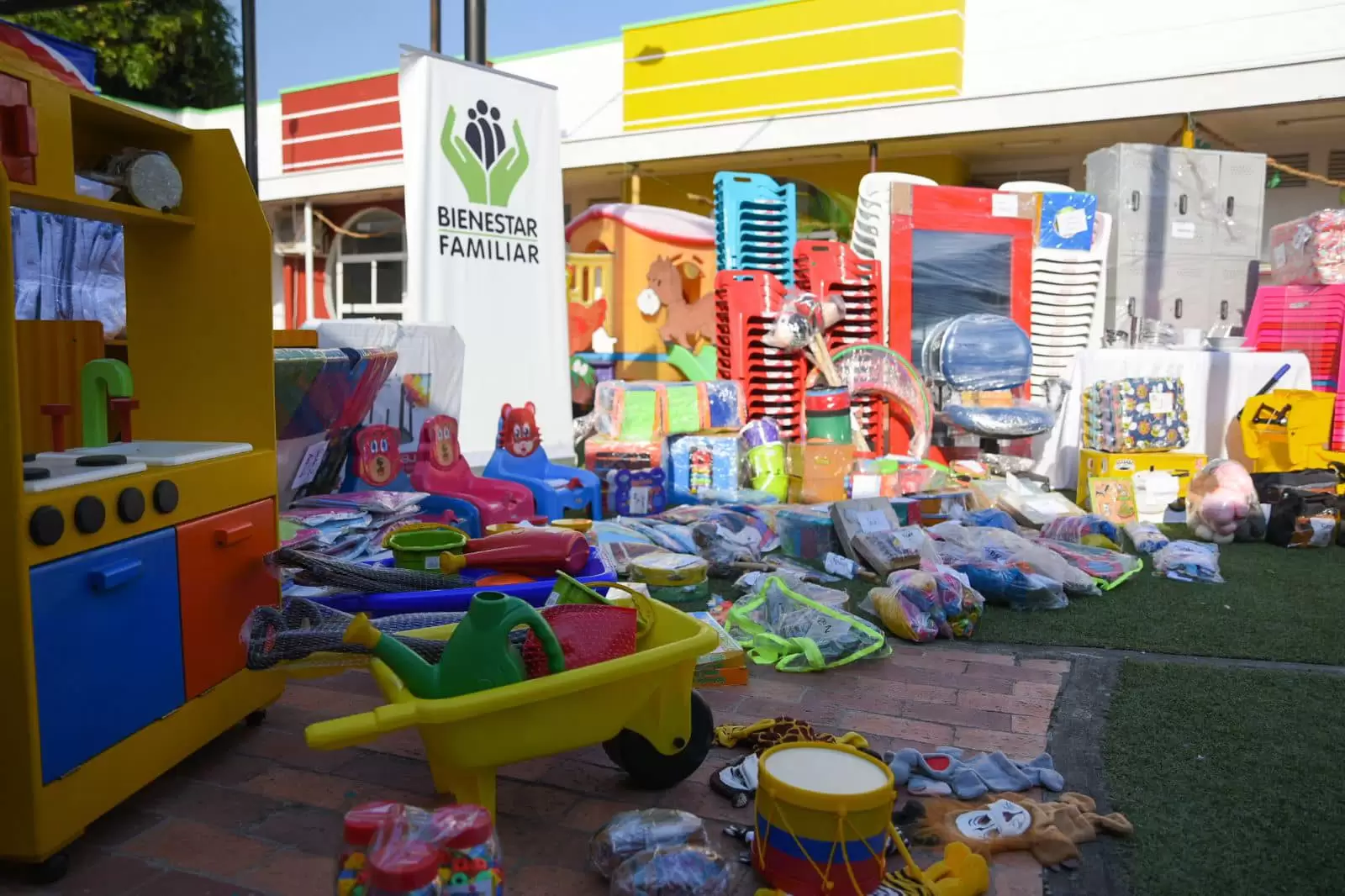 El material pedagógico, muebles y enseres tienen un valor superior a los 4 mil 600 millones de pesos.