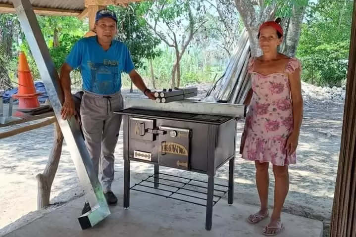 Las estufas ecoeficientes, cuentan con hornillas, un horno, una parrilla y espacios optimizados y generen ahorro de recursos de leña.