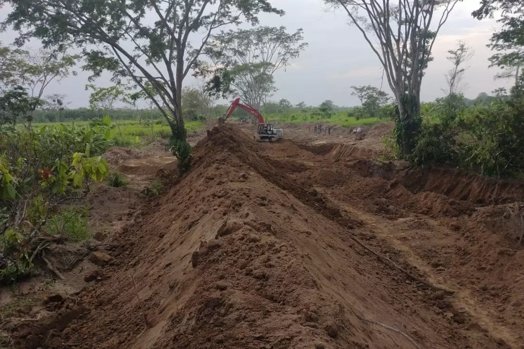 Gobierno departamental gestiona maquinaria para prevenir inundaciones en Villa Esperanza de Arauca