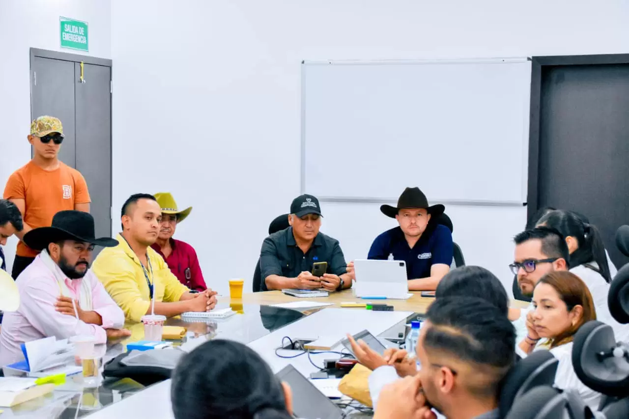 Con la comunidad de Tilodirán en temas laborales, salariales, ambientales y movilidad de automotores de carga pesada. 