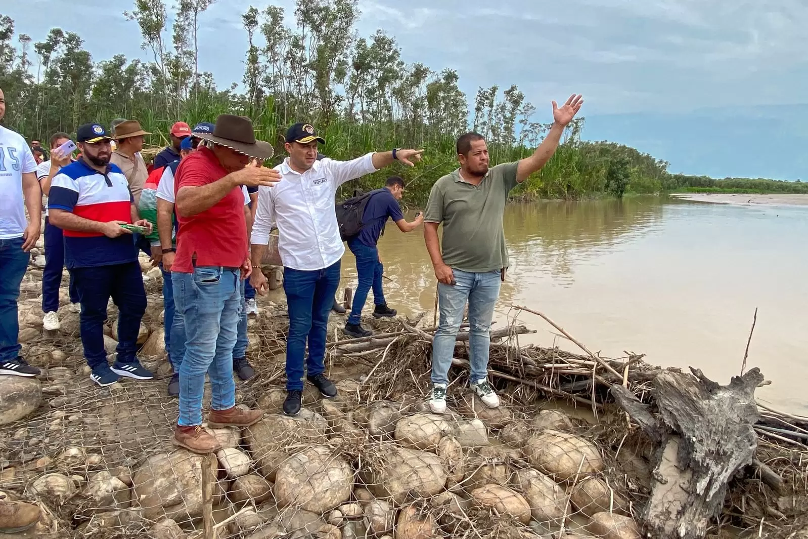 Más recursos para atender emergencia en El Botalón y Puerto Jordán prometió el Gobernador durante su visita al sector y encuentro con la comunidad.