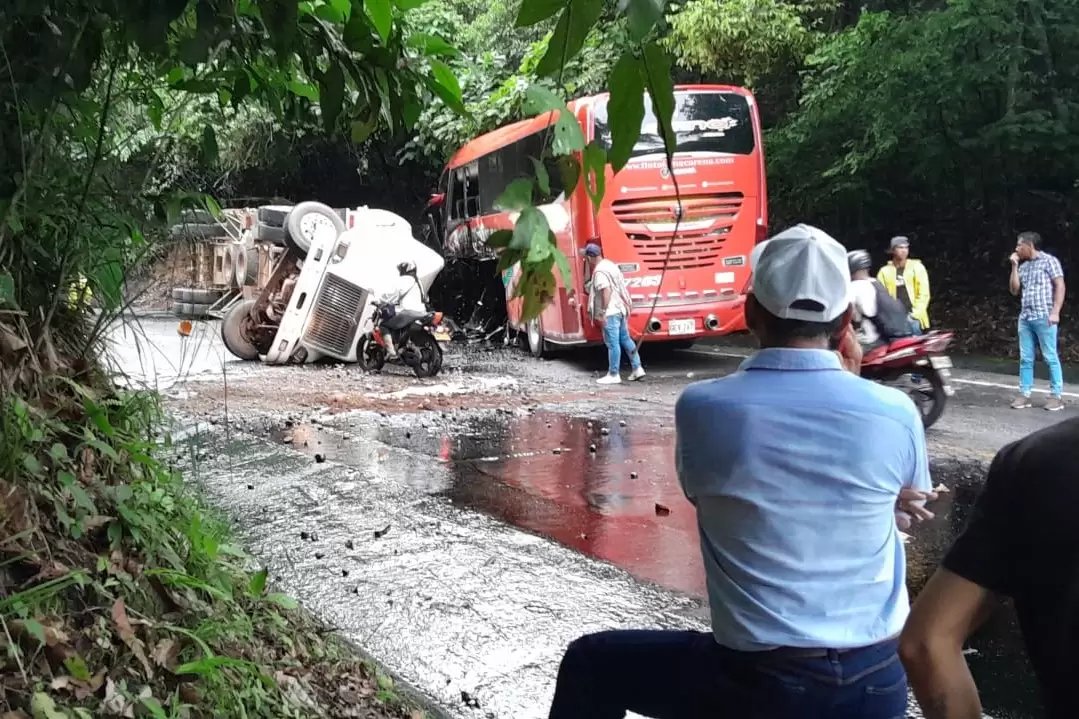 Tractomula de placa WCO-055 que transportaba petróleo chocó contra un bus de la empresa La Macarena. Fotos: @Enterese Holman Toloza