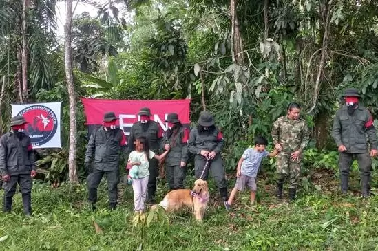 El ELN libera a la sargento Karina Ramírez, sus dos hijos y a su mascota tras secuestro en Arauca.