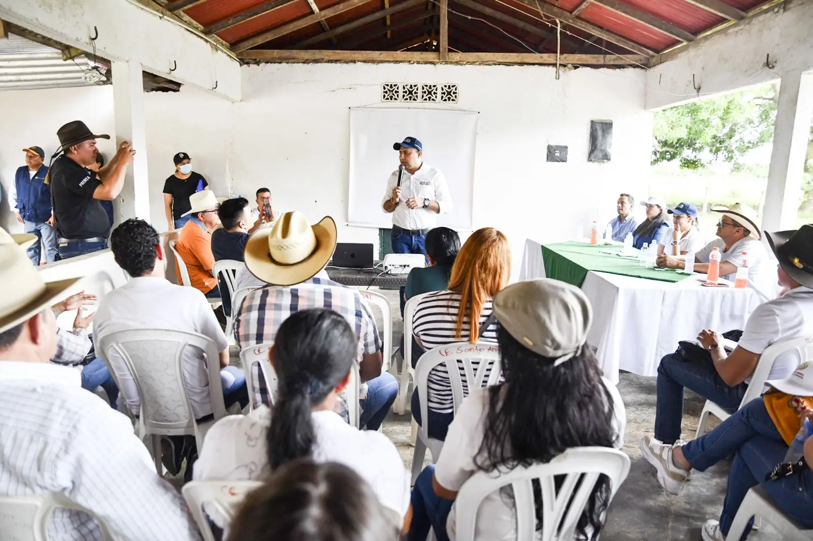 Gobiernos departamental y municipal anuncian la pavimentación de dos kilómetros adicionales en sector rural de Arauca