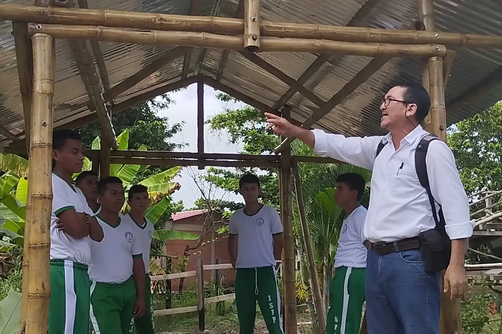 Esta obra innovadora demuestra cómo la educación puede integrar habilidades prácticas, compromiso social y sostenibilidad ambiental.