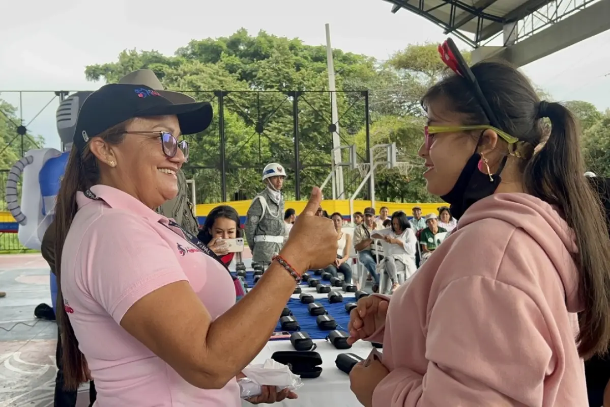 Entrega de gafas formuladas a beneficiarios de la Jornada de Apoyo al Desarrollo mejora la calidad de vida de la comunidad