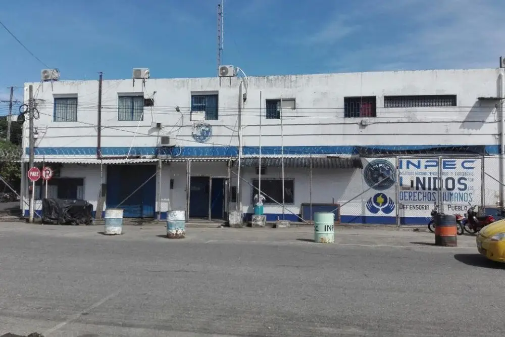 Policía incauta celulares, armas blancas y droga en intervención a la cárcel de Arauca