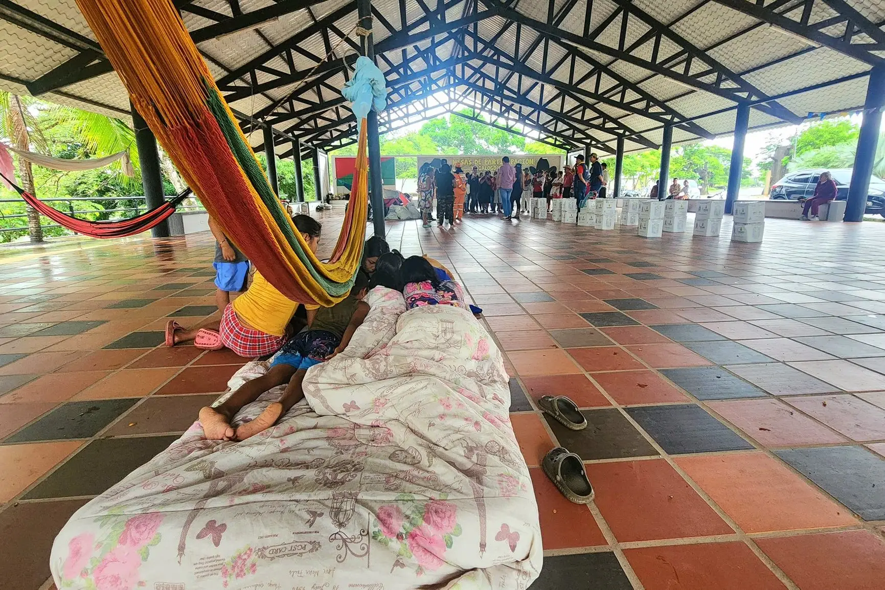 Entrega de kits alimentarios y ayudas humanitarias a familias afectadas por inundaciones.