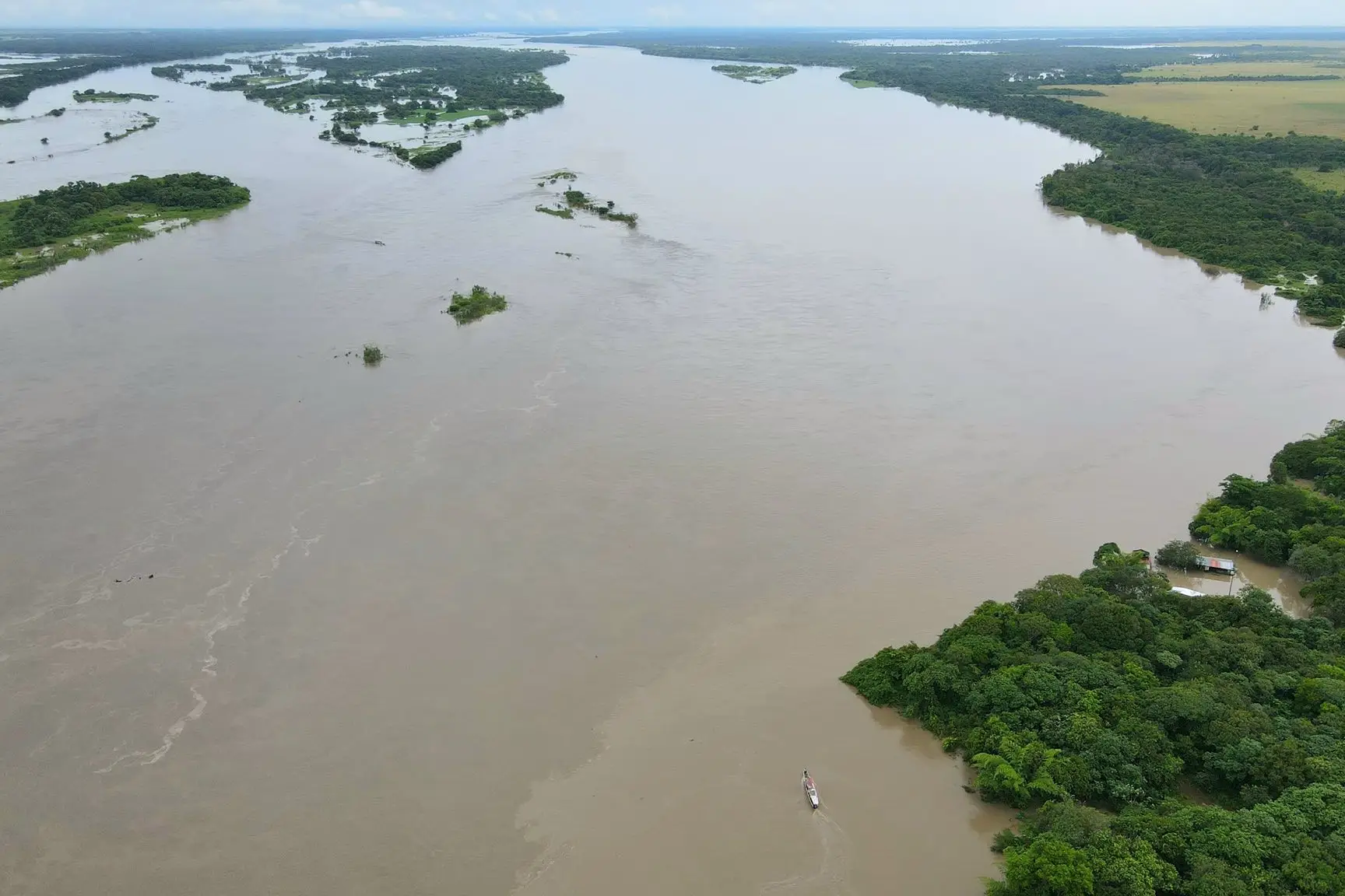  Las intensas lluvias de los últimos días provocaron el desbordamiento del río Meta, afectando veredas en Casanare.