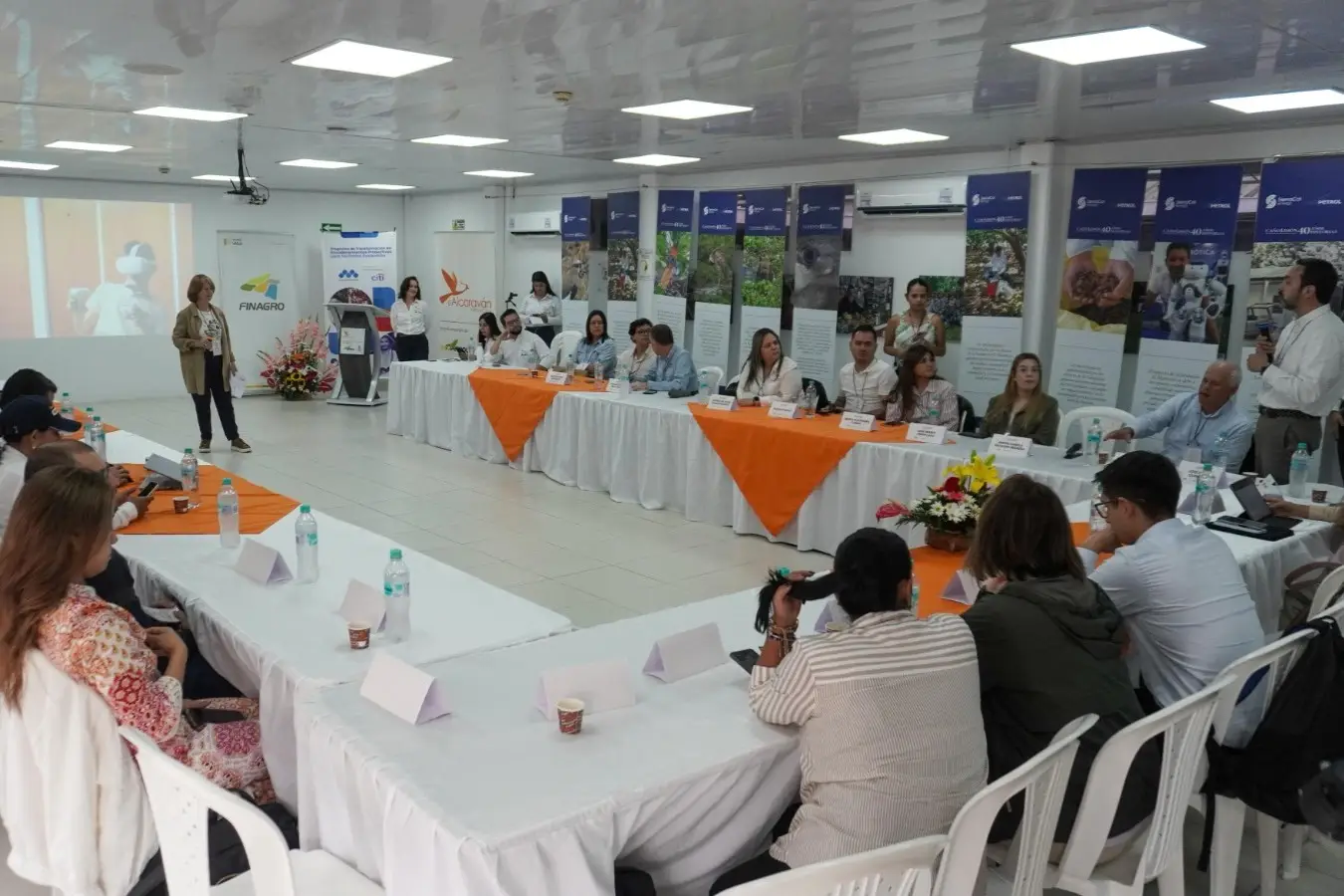 Representantes de entidades y organizaciones públicas y privadas que visitaron Arauca e hicieron presencia en este evento: Asomicrofinanzas, Unidad de Regulación Financiera, Finagro, Superintendencia Financiera, Ministerio de Industria, Comercio y Turismo, Fincomerecio, Bancoldex, 