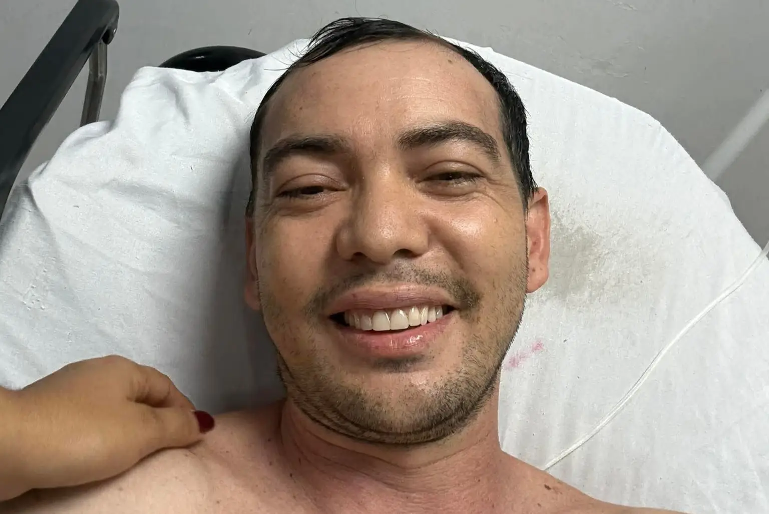 Una vaca lo golpeó durante una faena de trabajo de llano, pero se está recuperando.