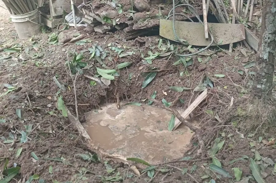 Cráter dejado por la explosión en el patio de una vivienda en Fortul, Arauca.