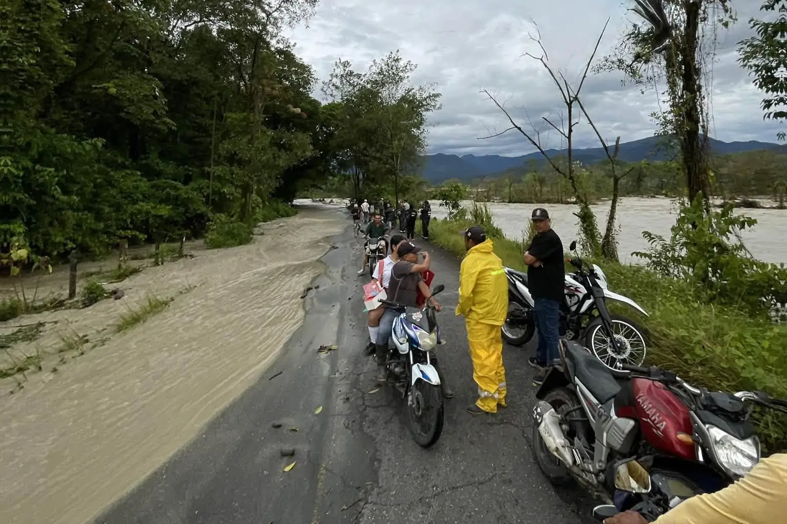 La inundación afecta la vía principal que comunica a los municipios de Cubarral y El Dorado, en el Meta.