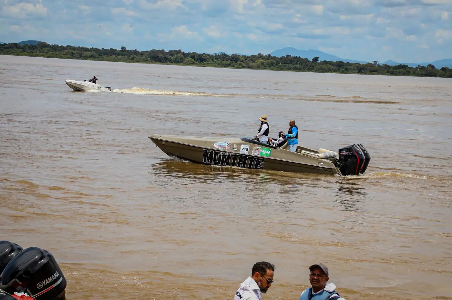 La llegada de las embarcaciones generó movimiento en el puerto de Puerto Carreño y dinamizó la actividad turística local.