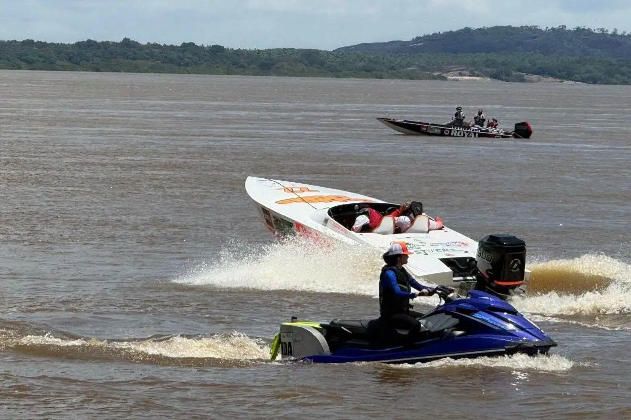 Las aguas del río Orinoco se llenaron de color, velocidad y emoción con el arribo de los participantes.