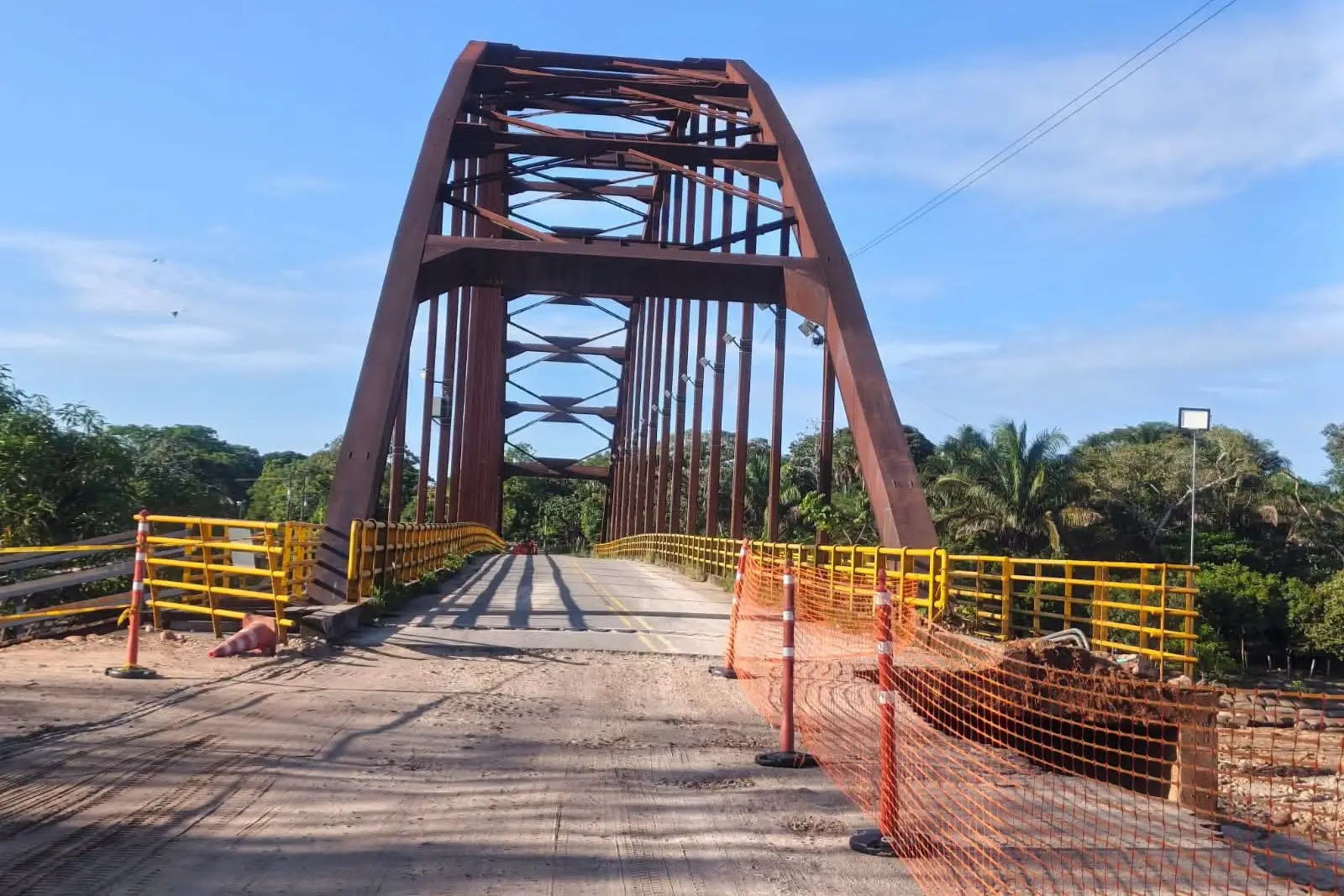Creciente del río Tame mantiene bajo vigilancia el puente y obliga a mantener paso controlado.