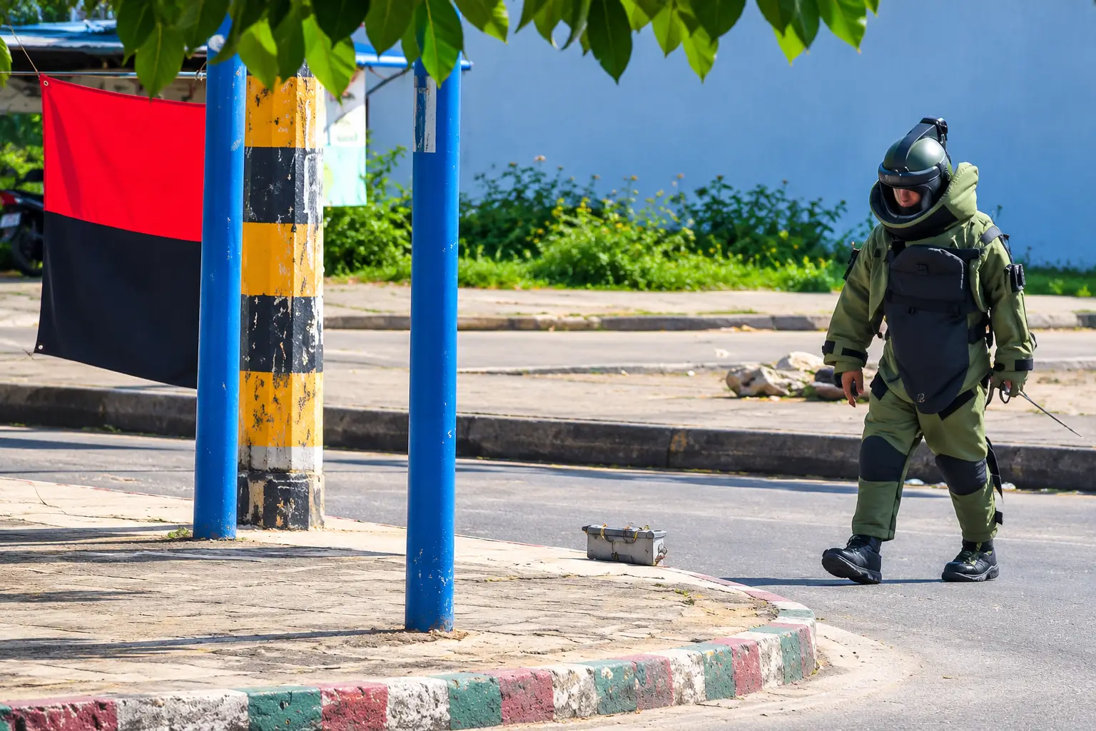 Expertos antiexplosivos realizaron un procedimiento para desmontar una bandera del ELN en el municipio de Tame.