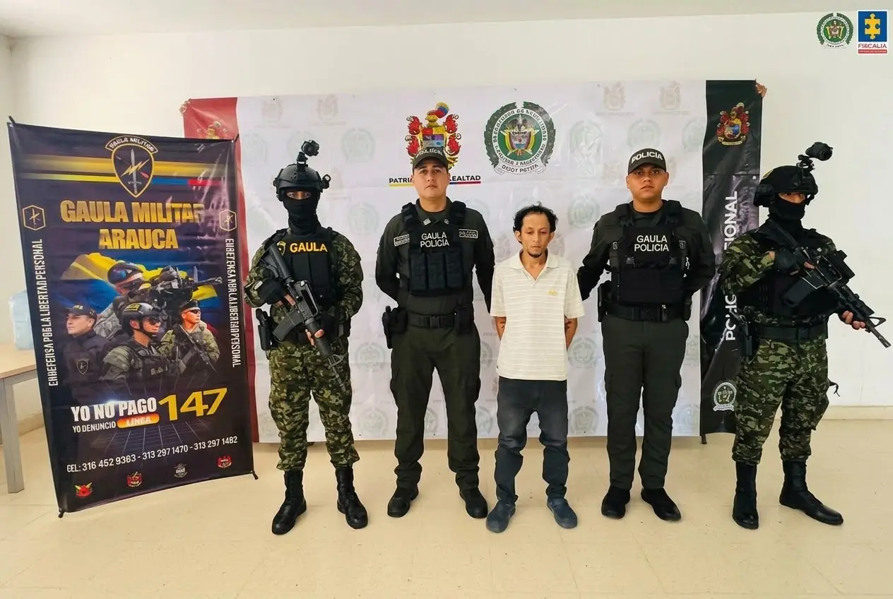 Cobrando una extorsión a una comerciante en Arauca.