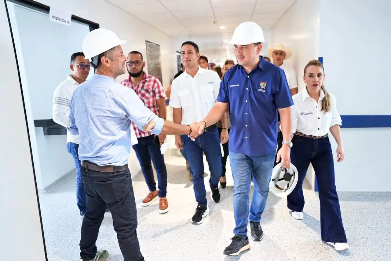 Renson Martínez, la gestora social, diputados, directivos del hospital y demás, reciben parte del avance de las obras por parte de los contratistas.
