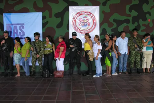 En Arauca, las autoridades capturan a 22 presuntos miembros de la estructura de apoyo del Bloque Oriental de la FARC comandado por Germán Briceño Suárez alias “Grannobles”.