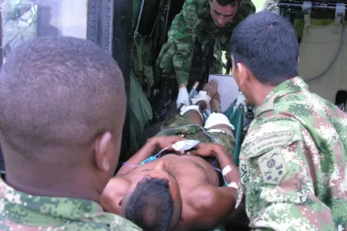 Un guerrillero que fue herido en combates con el Ejército en Arauquita, fue evacuado en helicóptero y trasladado al Hospital San Vicente de Arauca. Foto: Brigada 18.