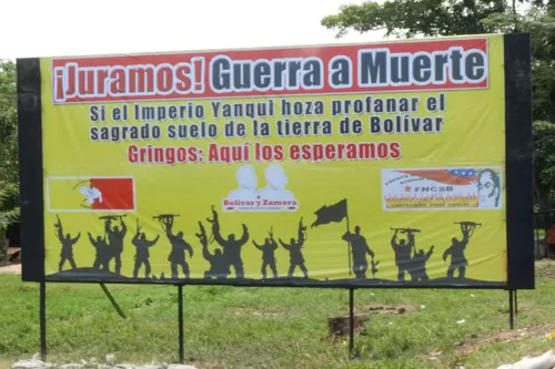 <p>Valla ubicada a la entrada de la poblaci&oacute;n de El Amparo.</p>