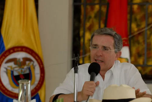 <p>El Presidente  &Aacute;lvaro Uribe V&eacute;lez, en el consejo de seguridad realizado en Arauca. Foto: SP.</p>