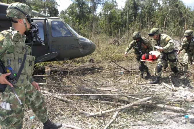 El Ejército traslada a un subversivo, menor de edad,  herido en el bombardeo realizado por la Fuerza Aérea a un campamento del Eln el Altos de Satocá en la zona rural de Saravena.