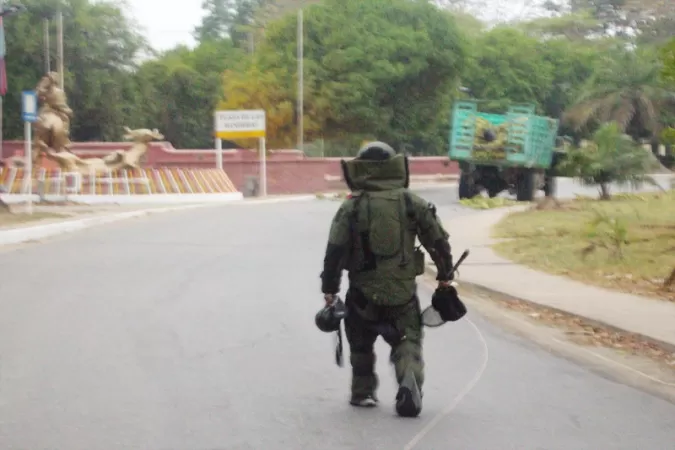 Los  6 cilindros tipo rampla y granadas fueron desactivados por los técnicos antiexplosivos de la Policía Nacional y el Ejército Nacional. El camión fue interceptado frente  a la Décima Octava  Brigada en Arauca.  Foto: Policía Nacional.